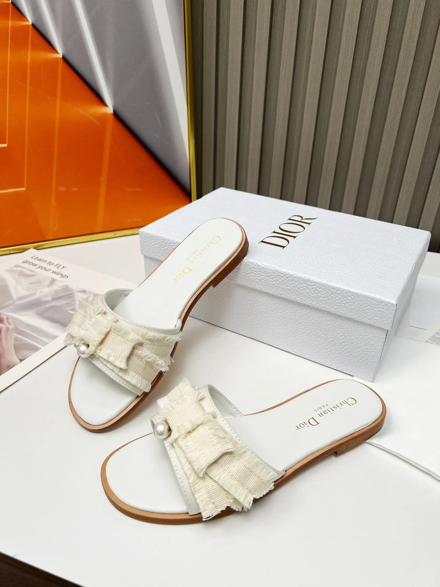 👟👟Ex-factory price 340👟👟 Genuine leather sole +40 DIOR purchasing grade Dior Dior new colors new elements DIOR spring and summer new round toe pearl open toe slippers, retro and versatile. The top version on the market. Upper: Original molded fabric Lining: Water-dyed sheepskin lining Size: #35-42 (40, 41, 42 custom-made, non-refundable)